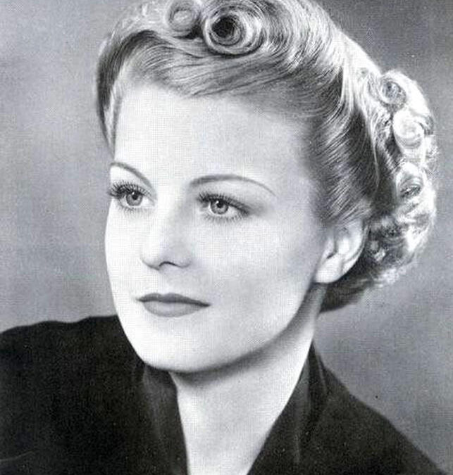 Costume Details for Writers-1930s